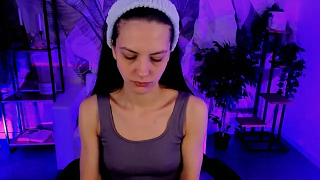 Snapshot of EmilyWilden chatting on December 15, 5:45 am EmilyWilden online show from December 15, 5:45 am