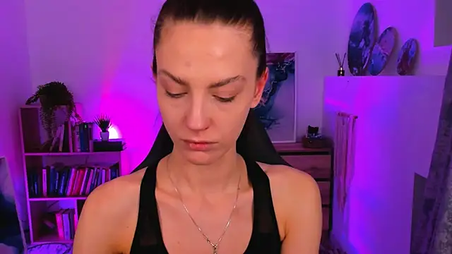 Snapshot of EmilyWilden chatting on February 17, 8:09 am EmilyWilden online show from February 17, 8:09 am