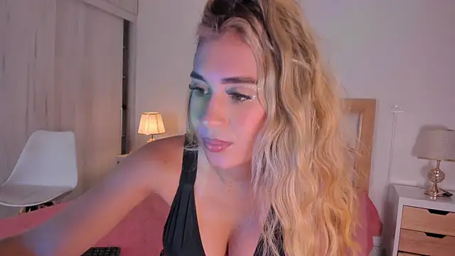 Snapshot of missjuliaa_ chatting on December 18, 3:15 am missjuliaa online show from December 18, 3:15 am