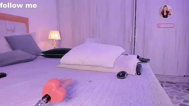 Snapshot of missjuliaa_ chatting on January 9, 9:37 am missjuliaa online show from January 9, 9:37 am