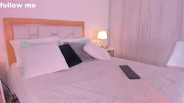 Snapshot of missjuliaa_ chatting on February 8, 3:19 am missjuliaa online show from February 8, 3:19 am