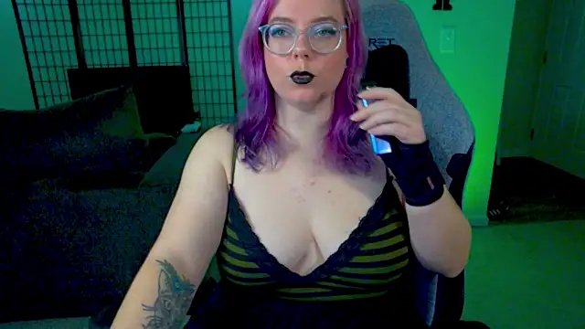 KiraSpitQueen online show from November 19, 4:23 am