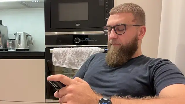 Snapshot of Bear_bear_ chatting on November 12, 11:21 am Bear bear online show from November 12, 11:21 am