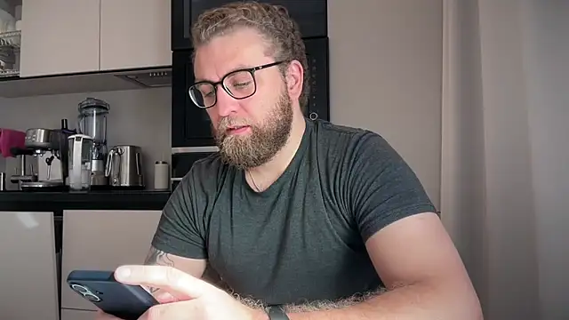 Snapshot of Bear_bear_ chatting on April 20, 7:55 am Bear bear online show from April 20, 7:55 am