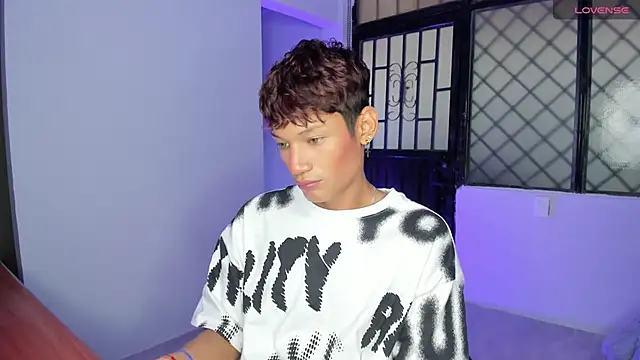 Snapshot of nicky_moo chatting on March 11, 5:35 pm nicky moo online show from March 11, 5:35 pm