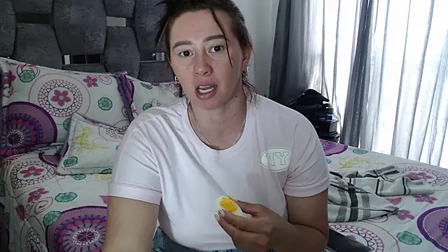Snapshot of sara_hott_1 chatting on April 8, 3:23 pm sara hott 1 online show from April 8, 3:23 pm