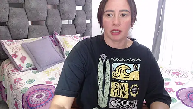 Snapshot of sara_hott_1 chatting on April 10, 8:13 pm sara hott 1 online show from April 10, 8:13 pm