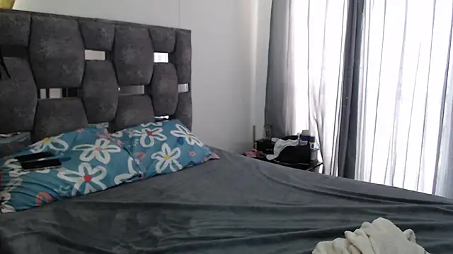 Snapshot of sara_hott_1 chatting on April 27, 2:48 pm sara hott 1 online show from April 27, 2:48 pm