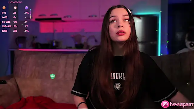 Snapshot of How2Meow chatting on November 15, 4:36 pm How2Meow online show from November 15, 4:36 pm