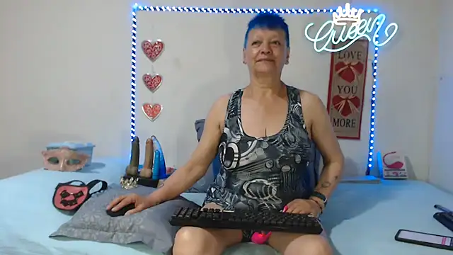 loquitaqueen011 online show from May 10, 3:17 pm