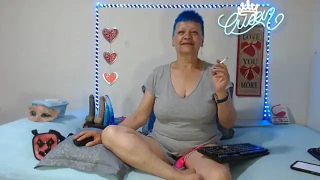 loquitaqueen011 online show from May 13, 10:38 pm
