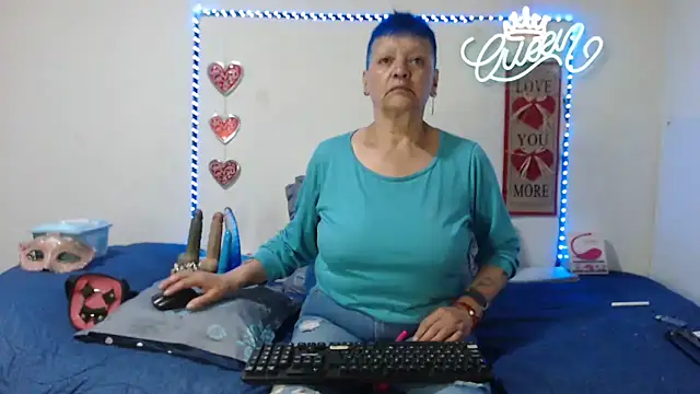 loquitaqueen011 online show from May 19, 9:43 pm