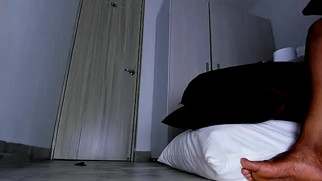 Skarleth69 online show from November 13, 2:21 am