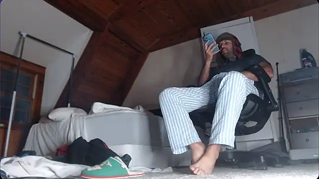 Snapshot of cashmasterzobistone chatting on January 13, 1:44 am cashmasterzobistone online show from January 13, 1:44 am