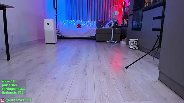 Snapshot of nikkisweetie chatting on February 3, 5:29 am nikkisweetie online show from February 3, 5:29 am