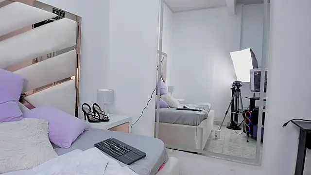 Snapshot of Naughty__Mom chatting on February 8, 10:19 pm Naughty Mom online show from February 8, 10:19 pm