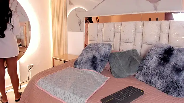 Snapshot of Naughty__Mom chatting on June 10, 1:21 pm Naughty Mom online show from June 10, 1:21 pm