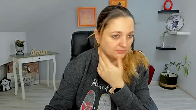 LollaGirl online show from January 9, 4:19 am