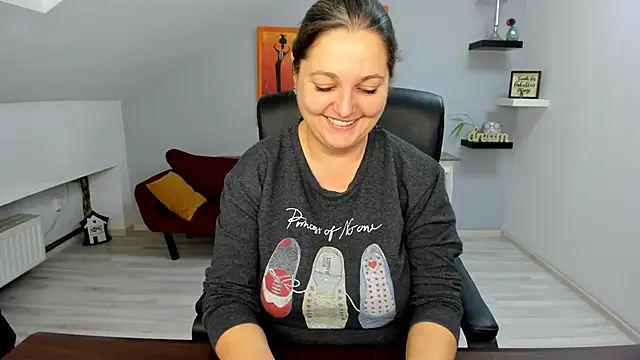 LollaGirl online show from November 27, 4:25 am