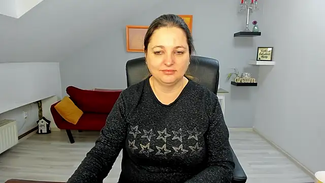 LollaGirl online show from February 5, 4:17 am