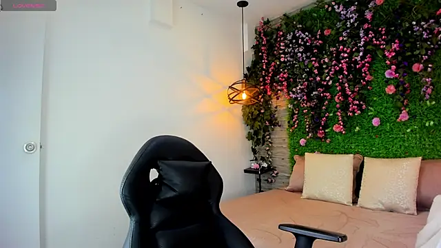 SarahDeyvis online show from December 19, 2:13 pm