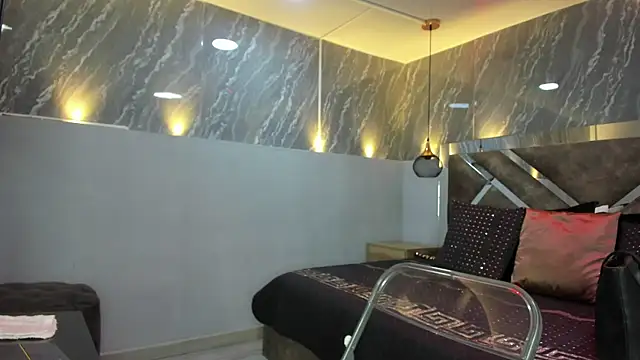 SarahDeyvis online show from April 6, 1:01 pm