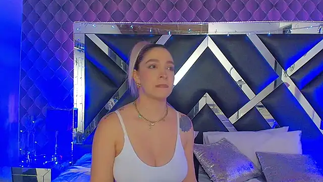 victoriaa lee  online show from January 9, 9:05 pm