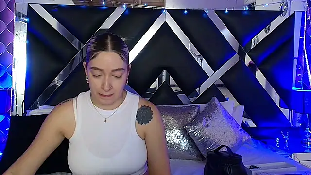 victoriaa lee  online show from May 11, 7:11 pm