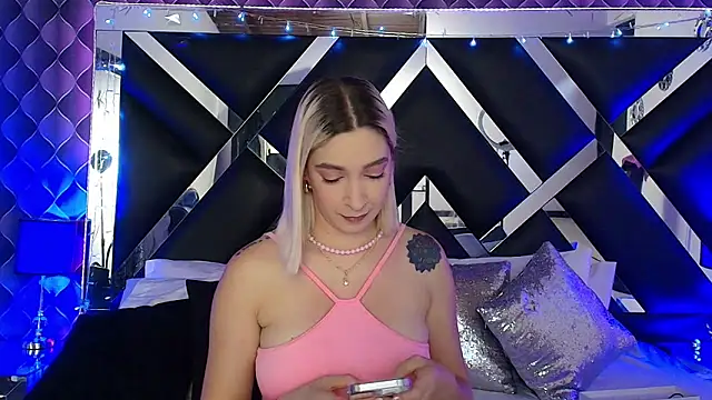 victoriaa lee  online show from May 15, 8:16 pm