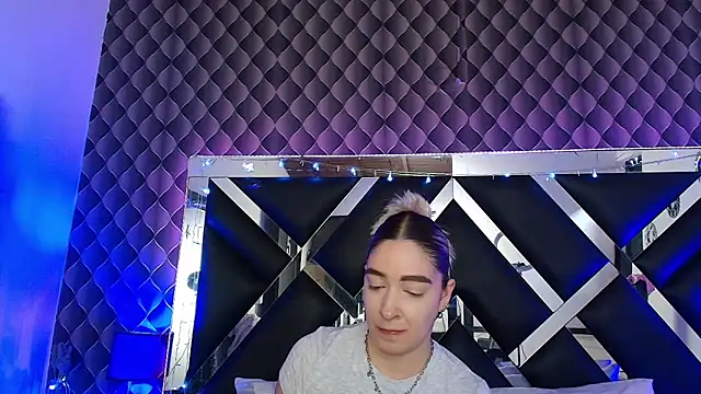 victoriaa lee  online show from June 19, 7:17 pm