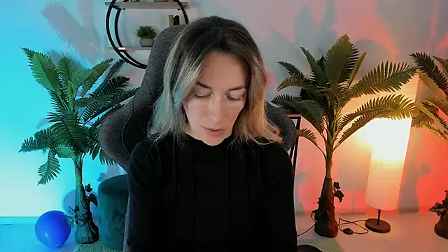 Snapshot of RebeccaMartinez chatting on December 10, 5:07 am RebeccaMartinez online show from December 10, 5:07 am