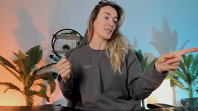 Snapshot of RebeccaMartinez chatting on December 13, 9:24 am RebeccaMartinez online show from December 13, 9:24 am