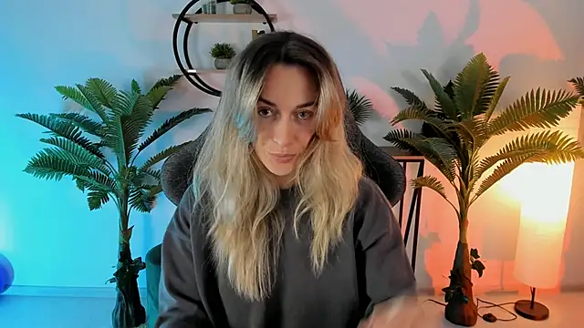 Snapshot of RebeccaMartinez chatting on December 15, 5:23 am RebeccaMartinez online show from December 15, 5:23 am