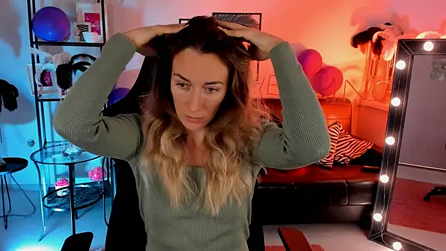 Snapshot of RebeccaMartinez chatting on December 16, 7:48 am RebeccaMartinez online show from December 16, 7:48 am