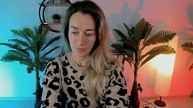 Snapshot of RebeccaMartinez chatting on December 22, 5:23 am RebeccaMartinez online show from December 22, 5:23 am