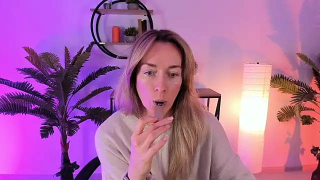 Snapshot of RebeccaMartinez chatting on February 9, 8:22 am RebeccaMartinez online show from February 9, 8:22 am