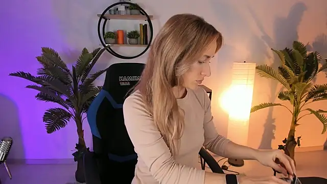 Snapshot of RebeccaMartinez chatting on February 16, 5:15 am RebeccaMartinez online show from February 16, 5:15 am