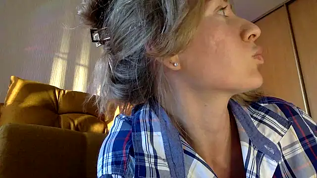 Snapshot of RebeccaMartinez chatting on March 10, 1:43 pm RebeccaMartinez online show from March 10, 1:43 pm