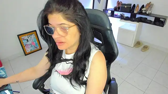 BellaFlaming online show from April 21, 10:54 am