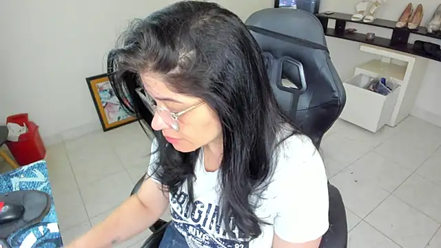 BellaFlaming online show from May 4, 10:44 am