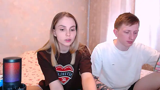 juliaanddima online show from May 18, 8:09 am