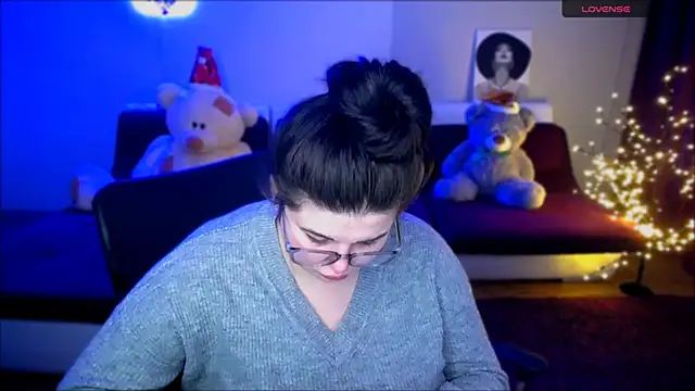 Emily Mo online show from December 4, 9:51 am