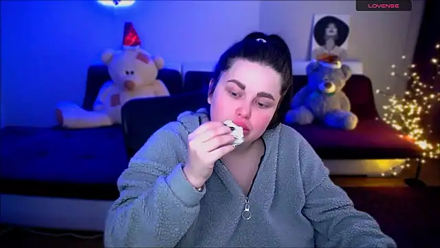 Emily Mo online show from December 8, 9:46 am