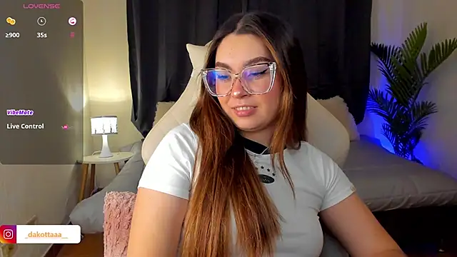 dakottaa  online show from October 23, 11:35 pm