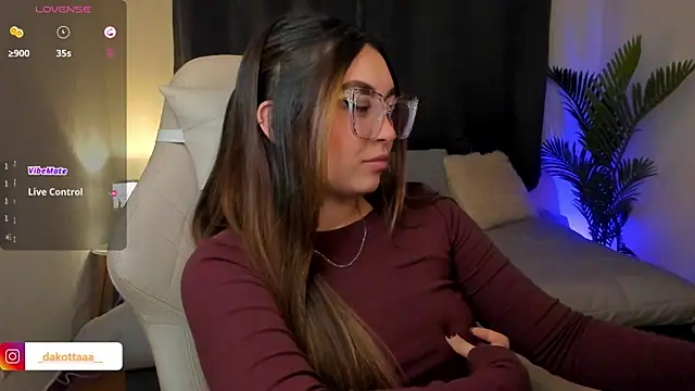 dakottaa  online show from November 25, 11:38 pm