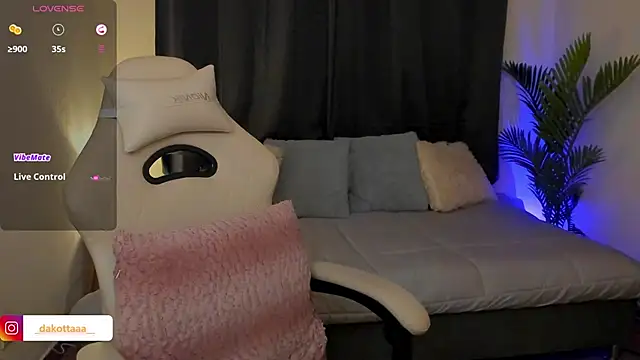 dakottaa  online show from November 27, 11:40 pm