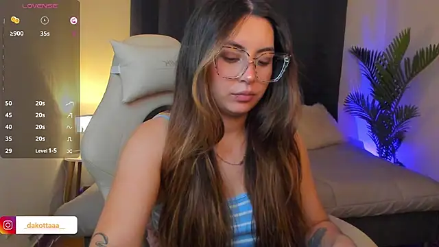 Snapshot of dakottaa_ chatting on February 14, 12:07 am dakottaa online show from February 14, 12:07 am