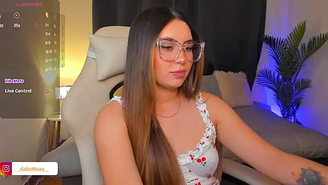 Snapshot of dakottaa_ chatting on February 15, 12:29 am dakottaa online show from February 15, 12:29 am