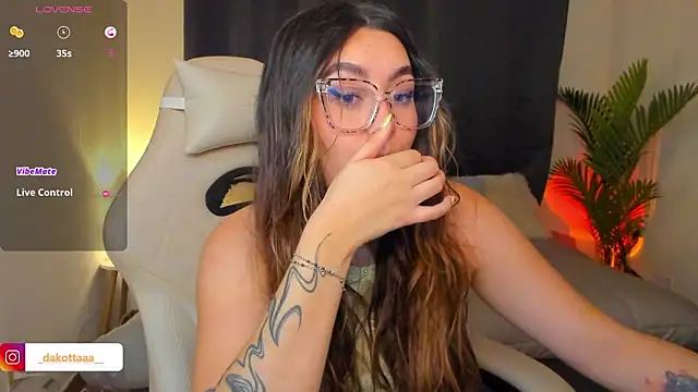 Snapshot of dakottaa_ chatting on March 16, 11:31 pm dakottaa online show from March 16, 11:31 pm