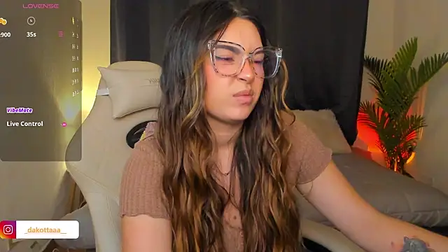 Snapshot of dakottaa_ chatting on March 24, 11:32 pm dakottaa online show from March 24, 11:32 pm